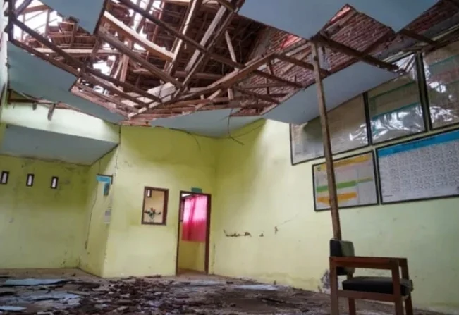 Bangunan SDN Mencon di Pati Ambruk, Siswa Dipaksa Belajar di Rumah Warga