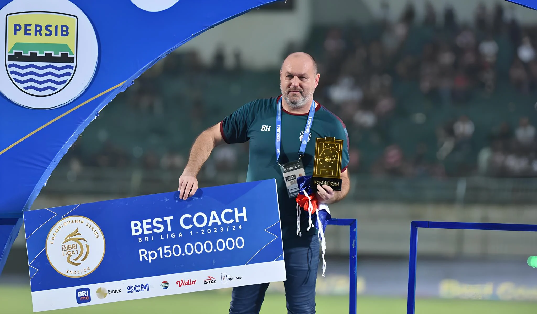 Bobotoh Persib Bandung Desak Patung Bojan Hodak, Sang Pelatih Fokus pada Perbaikan Fasilitas Latihan