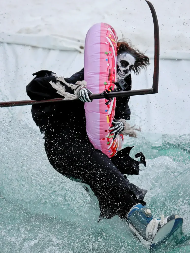 Gornoluzhnik: Tradisi Unik Warga Rusia Tutup Musim Ski dengan Meluncur ke Kolam