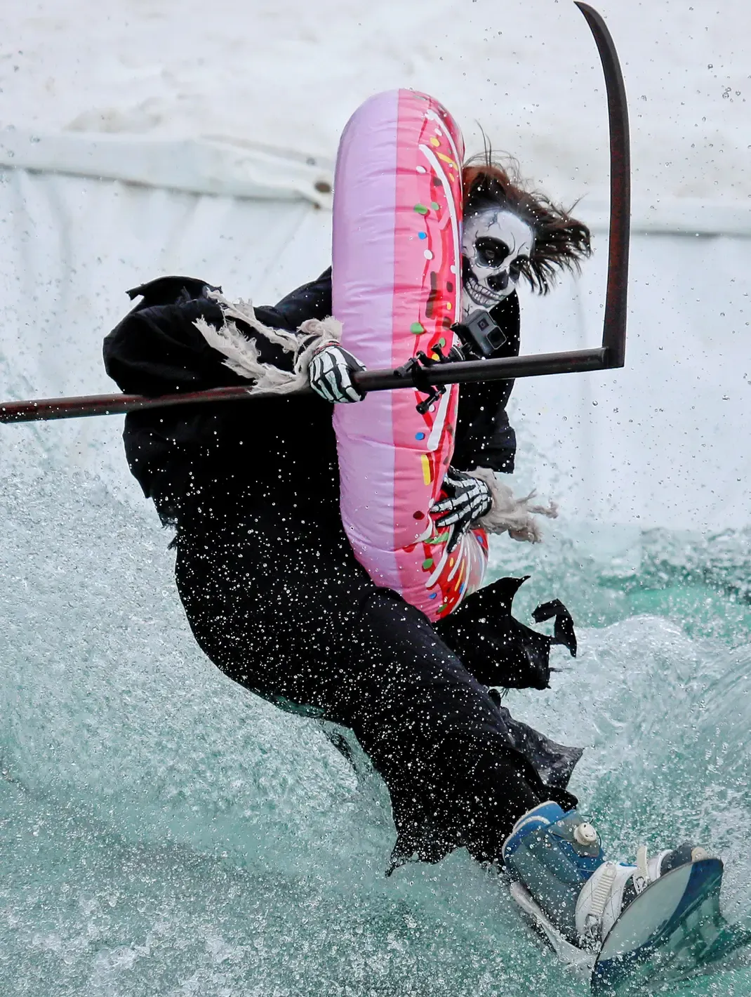 Gornoluzhnik: Tradisi Unik Warga Rusia Tutup Musim Ski dengan Meluncur ke Kolam