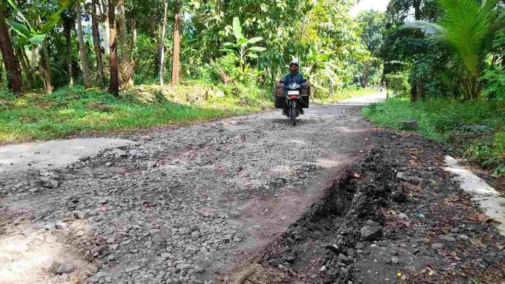 Jalan Alternatif ke Desa Sukamukti di Kota Banjar Amblas, Mengancam Keselamatan Pengguna