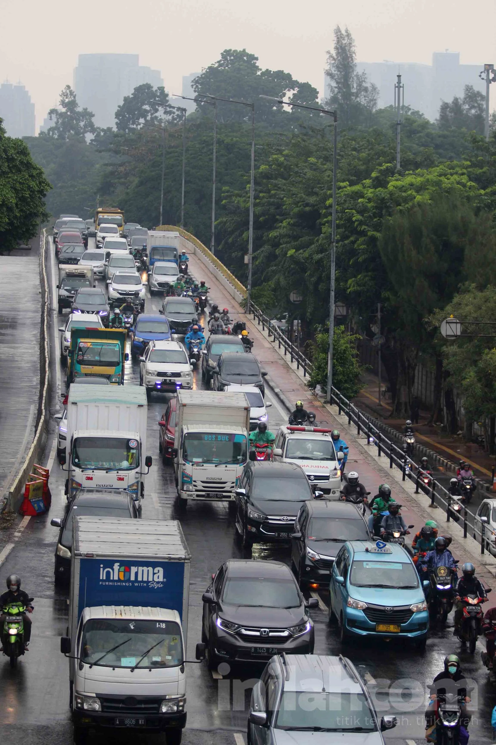 Kondisi Udara Hitam Pekat dan Lalu Lintas Macet 2 km di Grogul Sukoharjo Saat Banjir: Penyebab, Dampak, dan Upaya Penanganan