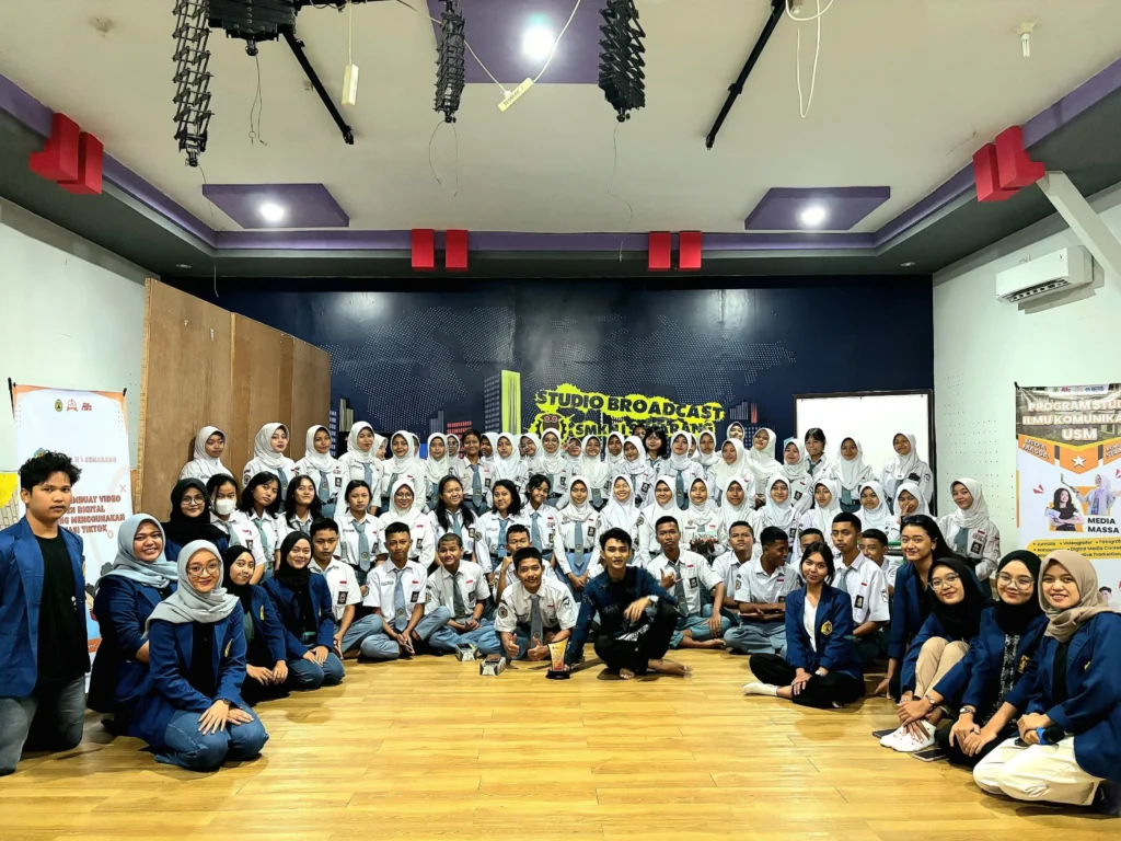 Mahasiswa USM Bantu Siswa SMA N 11 Semarang Kuasai Komunikasi Efektif lewat Public Speaking dan Konten Media Sosial