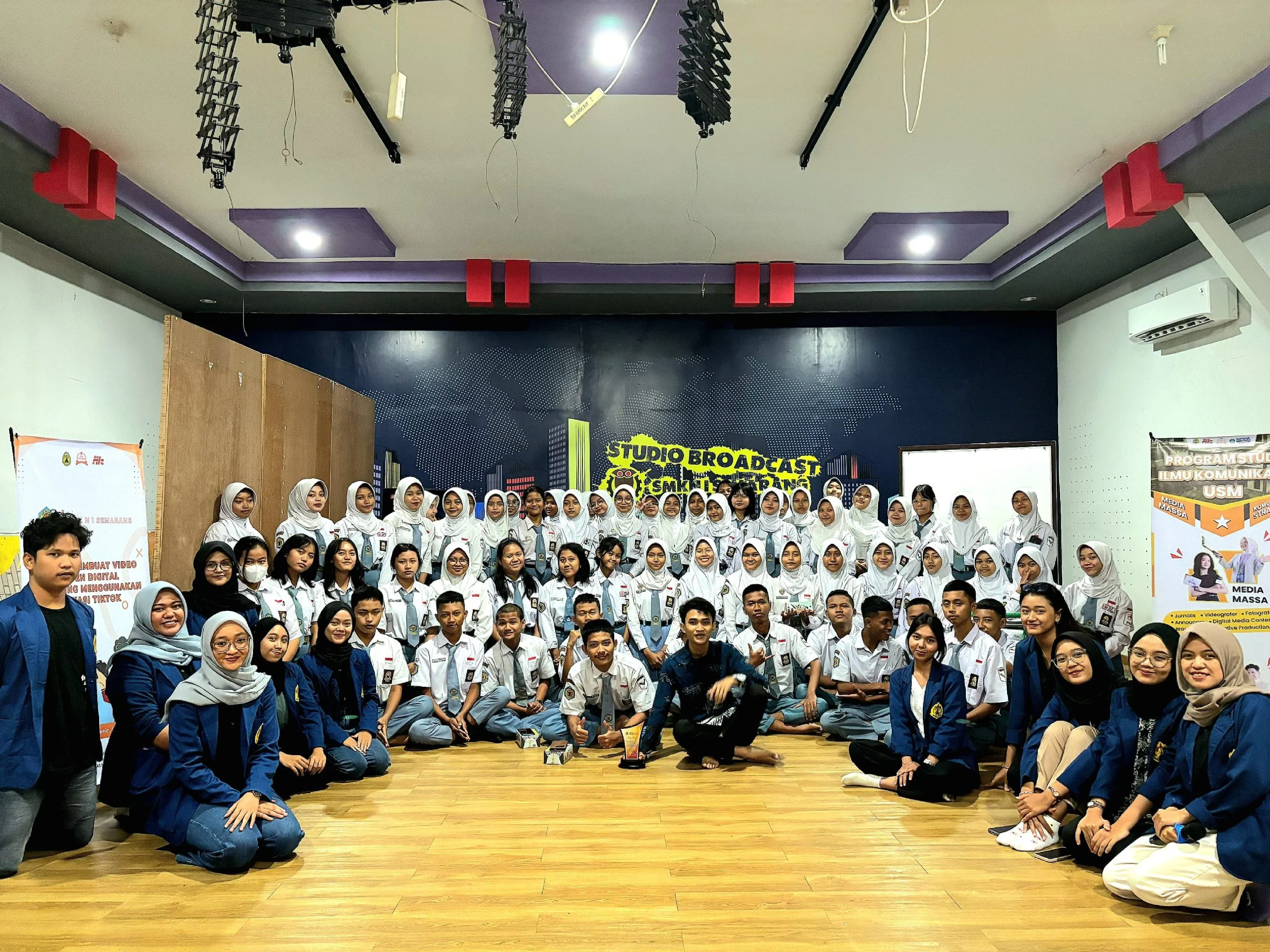 Mahasiswa USM Bantu Siswa SMA N 11 Semarang Kuasai Komunikasi Efektif lewat Public Speaking dan Konten Media Sosial