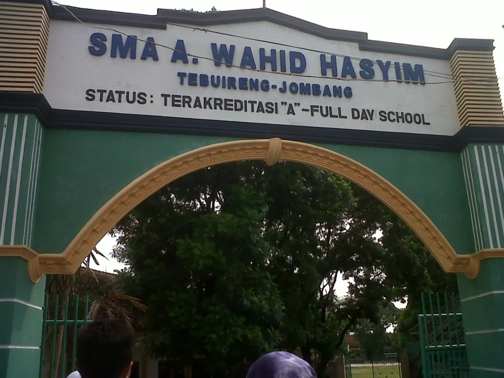 Napak Tilas Alumni SMA A Wahid Hasyim 1992 Gelar Halalbihalal di Jombang