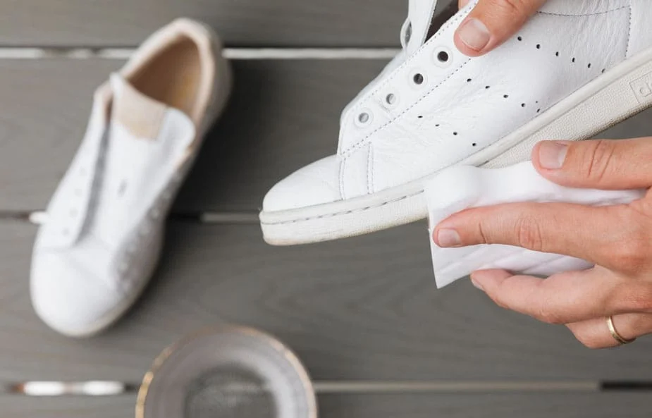 Rahasia Sepatu Kulit Kinclong: Cara Praktis Pakai Handbody untuk Hasil Mengkilap