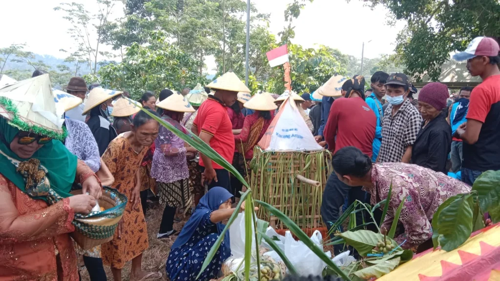 Ribuan Warga Dukuh Penggung Gelar Selametan Sedekah Bumi, Serbu Makam Mbah Surgi Suro Wencono