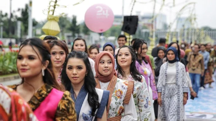 Semangat Kartini CFD Pati: Pedagang Bergaya Kebaya dan Batik Meriahkan Car Free Day