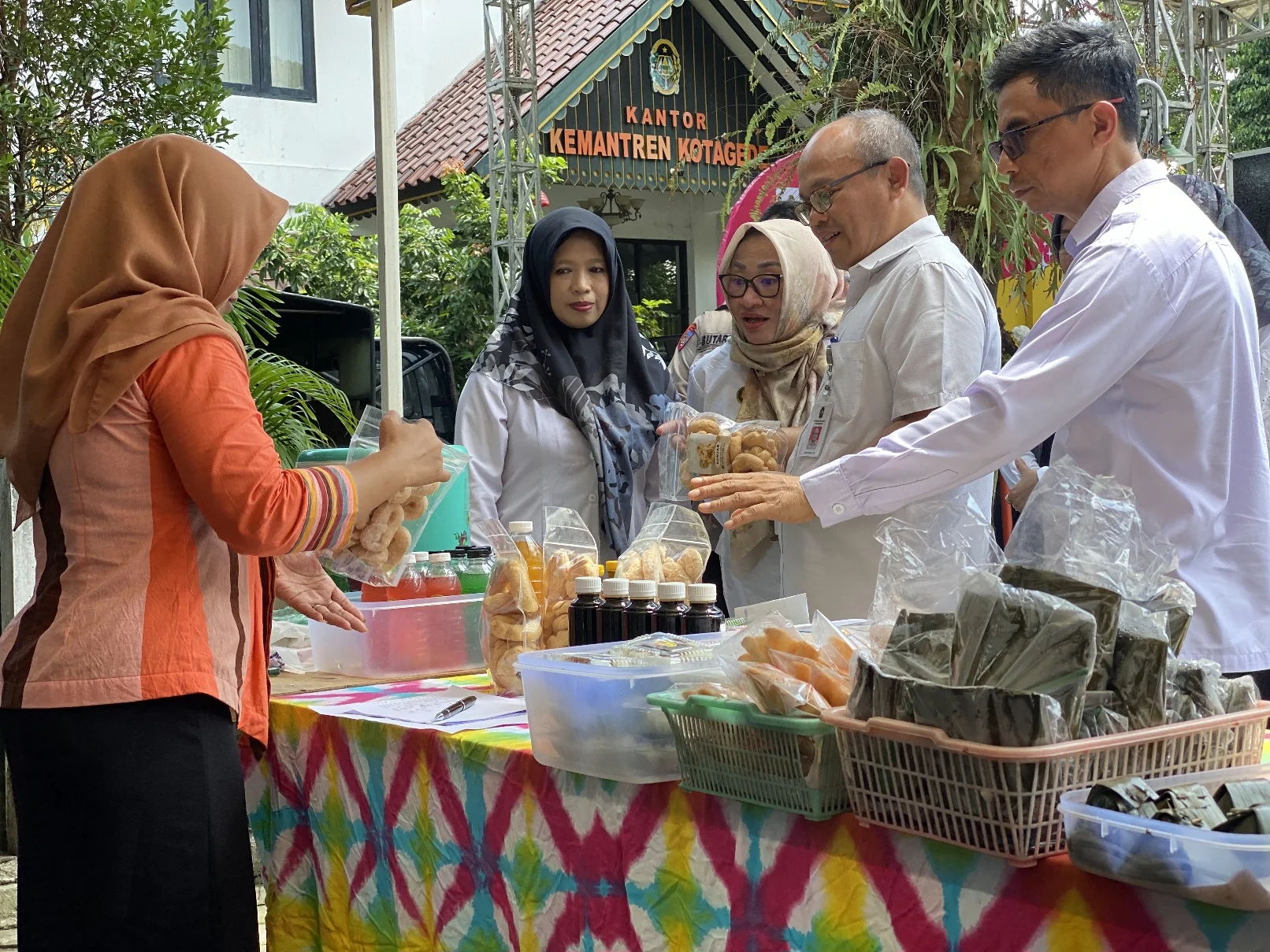 UMKM Alumni Tampil Gemilang di Bazar IKAPETE 2026, Produk Unggulan Tarik Perhatian Pengunjung